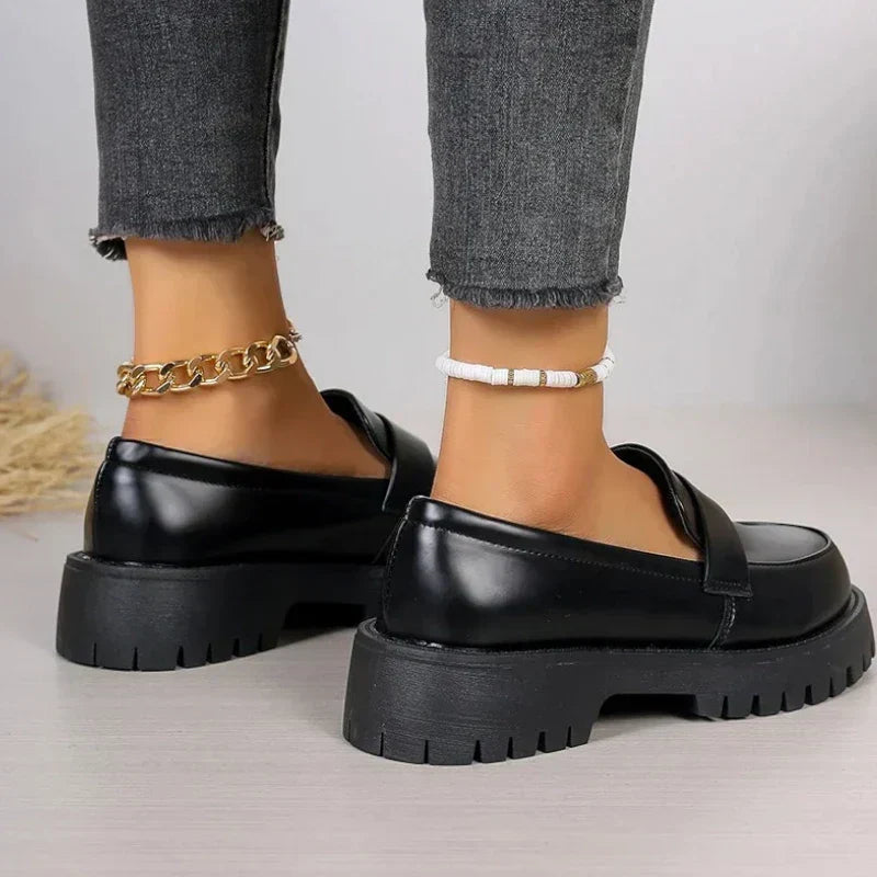 "Elegante Damen-Satinmokassins mit orthopädischem Keilabsatz, seitliche Ansicht, schwarzes Satinfinish, 4 cm Absatz"