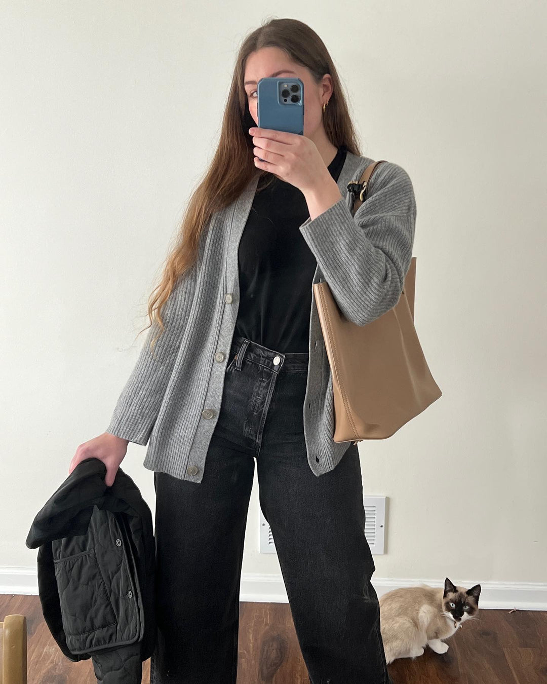 "Elegante Damen Strickjacke in beige mit feiner Struktur und langer Passform, ideal für vielseitige Alltags- und Abendlooks."