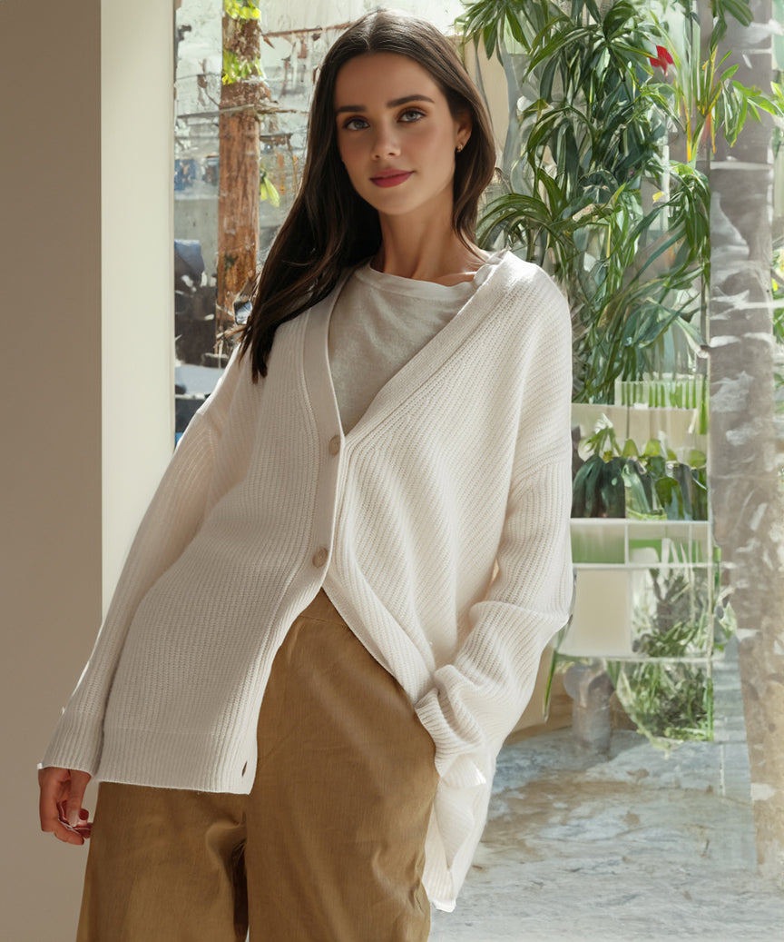 "Elegante Damen Strickjacke in beige mit feiner Struktur und langer Passform, ideal für vielseitige Alltags- und Abendlooks."