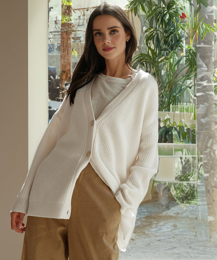 "Elegante Damen Strickjacke in beige mit feiner Struktur und langer Passform, ideal für vielseitige Alltags- und Abendlooks."