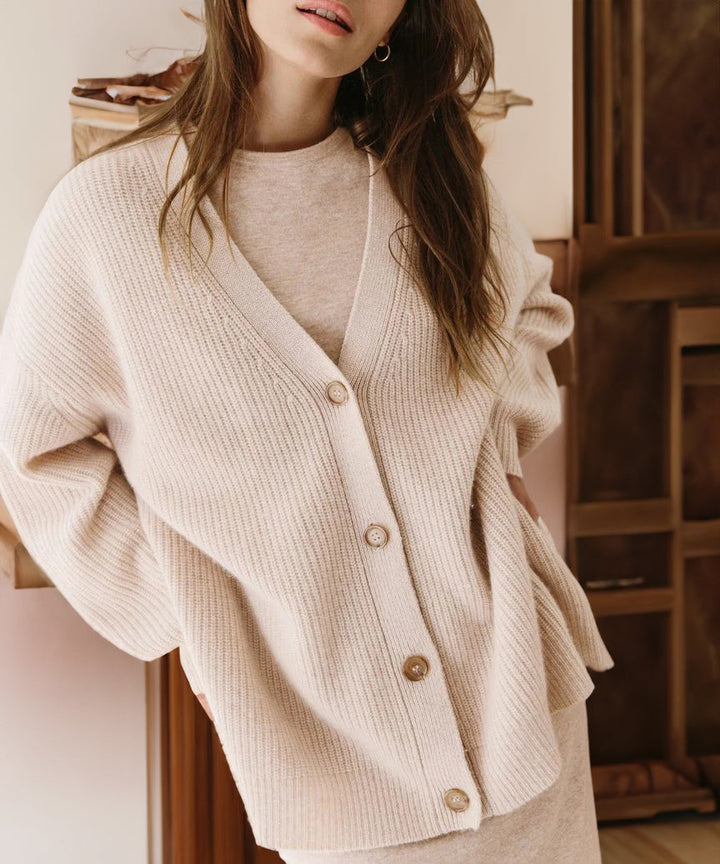 "Elegante Damen Strickjacke in beige mit feiner Struktur und langer Passform, ideal für vielseitige Alltags- und Abendlooks."