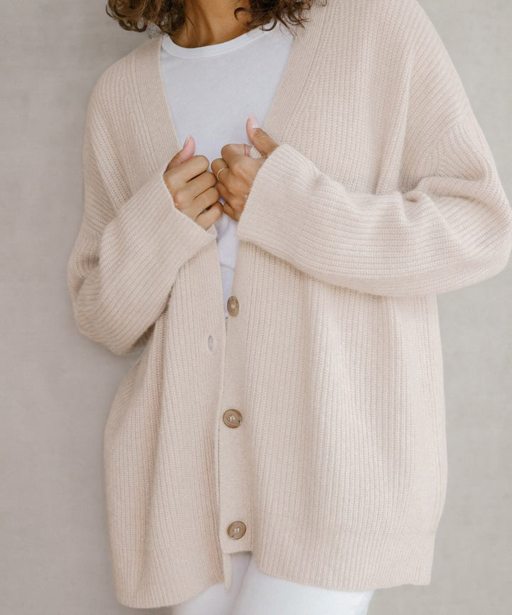 "Elegante Damen Strickjacke in beige mit feiner Struktur und langer Passform, ideal für vielseitige Alltags- und Abendlooks."