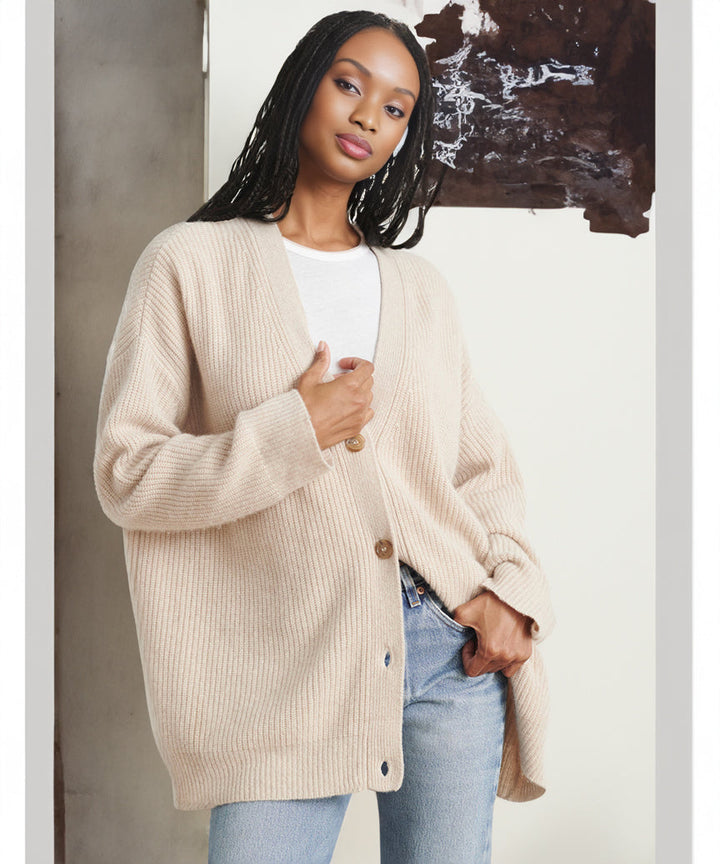 "Elegante Damen Strickjacke in beige mit feiner Struktur und langer Passform, ideal für vielseitige Alltags- und Abendlooks."