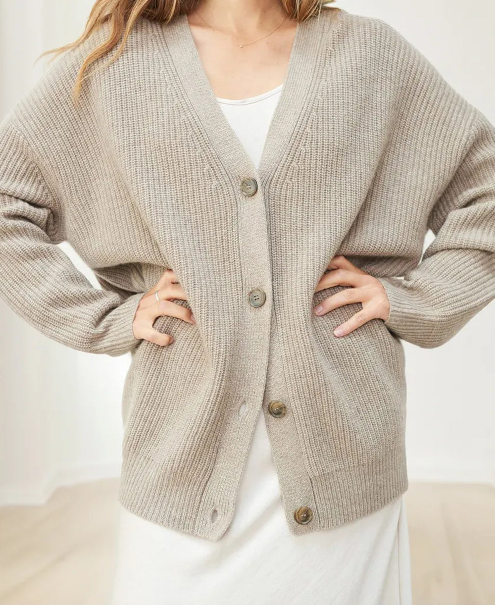 "Elegante Damen Strickjacke in beige mit feiner Struktur und langer Passform, ideal für vielseitige Alltags- und Abendlooks."