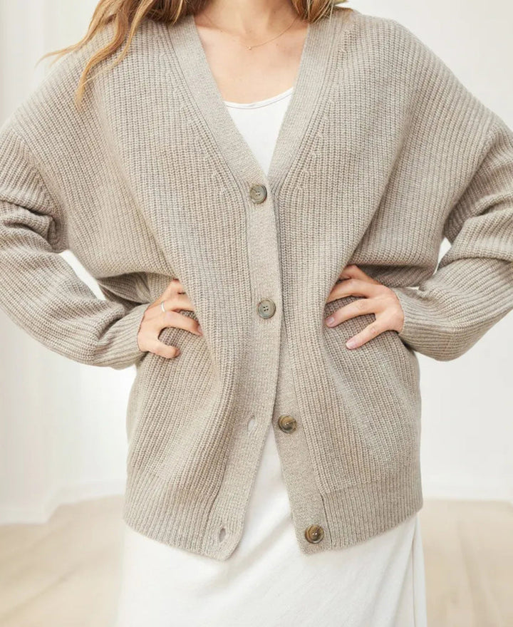"Elegante Damen Strickjacke in beige mit feiner Struktur und langer Passform, ideal für vielseitige Alltags- und Abendlooks."
