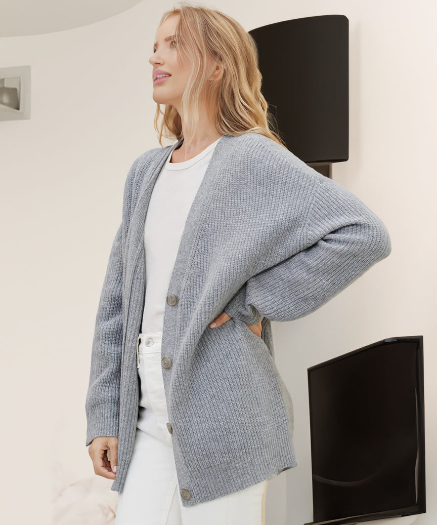 "Elegante Damen Strickjacke in beige mit feiner Struktur und langer Passform, ideal für vielseitige Alltags- und Abendlooks."