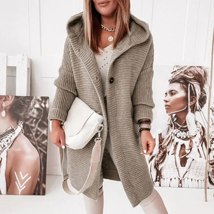 "Elegante Damen-Strickjacke in klassischem Muster, schmeichelnder Schnitt, vielseitig kombinierbar für Komfort und Stil."