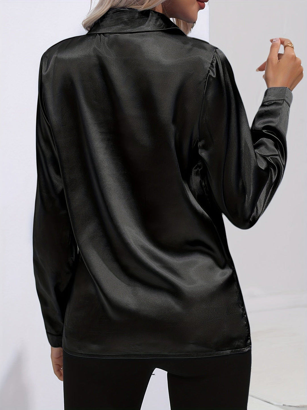 "Elegante Damenbluse, seidige Textur, vielseitiges Design, klassische Farben, ideal für Büro und Anlässe, stilvoll und bequem