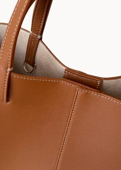 "Elegante Damenhandtasche in warmem Camel-Ton, geräumig mit vielseitigem Design, ideal für Alltags- und besondere Anlässe."