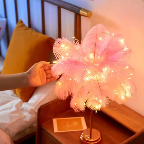 "Elegante Federleuchte mit sanften Federn und warmem Licht, ideal für Wohnzimmer oder Schlafzimmer, USB-aufladbar."