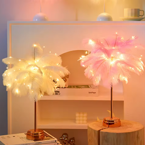 "Elegante Federleuchte mit sanften Federn und warmem Licht, ideal für Wohnzimmer oder Schlafzimmer, USB-aufladbar."