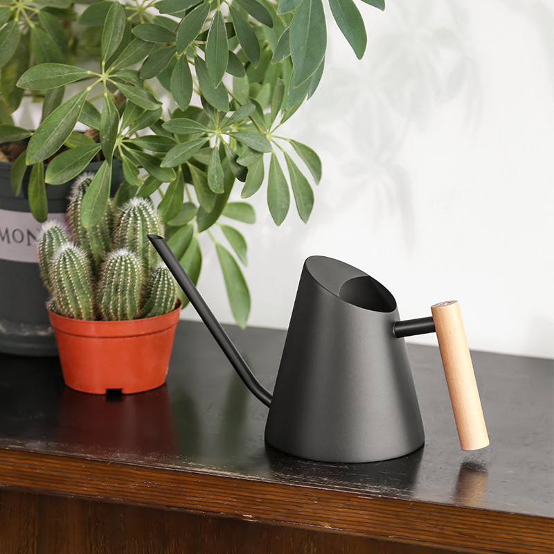 "Elegante Gießkanne mit ergonomischem Holzgriff, ideal für stilvolles Gießen im Garten. Mattes Weiß, langlebig, 900ML Kapazit