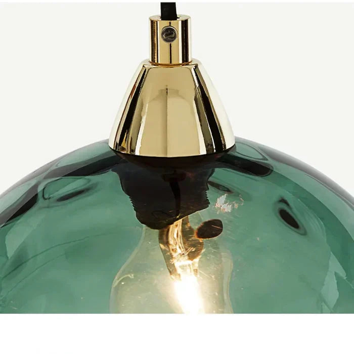 "Elegante Glas-Kugel-Hängeleuchte mit warmem Licht, ideal für eine stilvolle Inneneinrichtung im Wohnzimmer oder Schlafzimmer