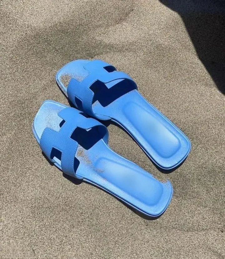 "Elegante H-Profil Leder Sandalen in lebhaften Farben, bequem und modisch, aus hochwertigem Leder gefertigt."