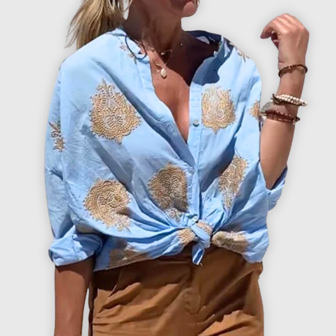 "Elegante handgefertigte Damenbluse, atmungsaktiv, zeitloses Design, schlichte Silhouette, vielseitig kombinierbar."