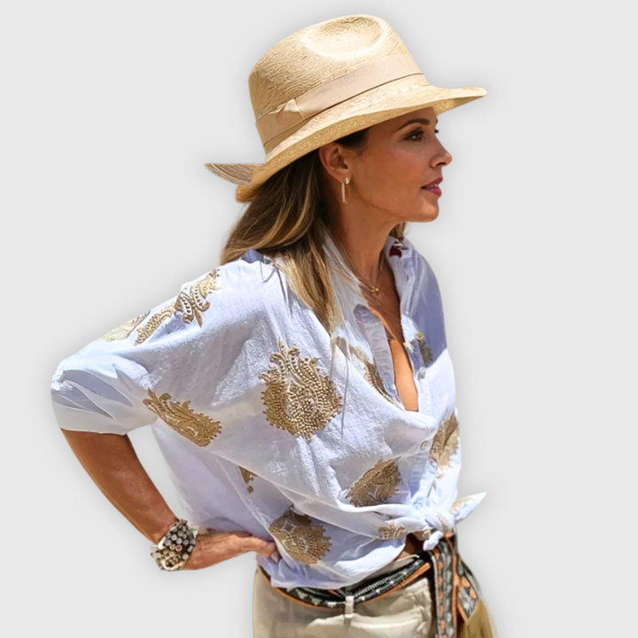 "Elegante handgefertigte Damenbluse, atmungsaktiv, zeitloses Design, schlichte Silhouette, vielseitig kombinierbar."