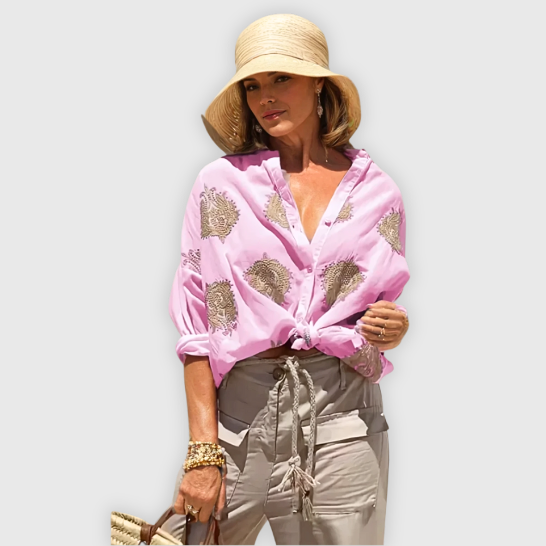 "Elegante handgefertigte Damenbluse, atmungsaktiv, zeitloses Design, schlichte Silhouette, vielseitig kombinierbar."