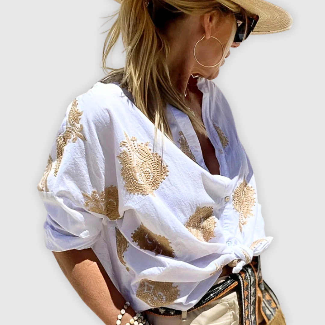 "Elegante handgefertigte Damenbluse, atmungsaktiv, zeitloses Design, schlichte Silhouette, vielseitig kombinierbar."