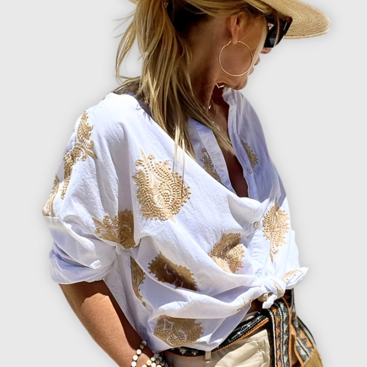 "Elegante handgefertigte Damenbluse, atmungsaktiv, zeitloses Design, schlichte Silhouette, vielseitig kombinierbar."