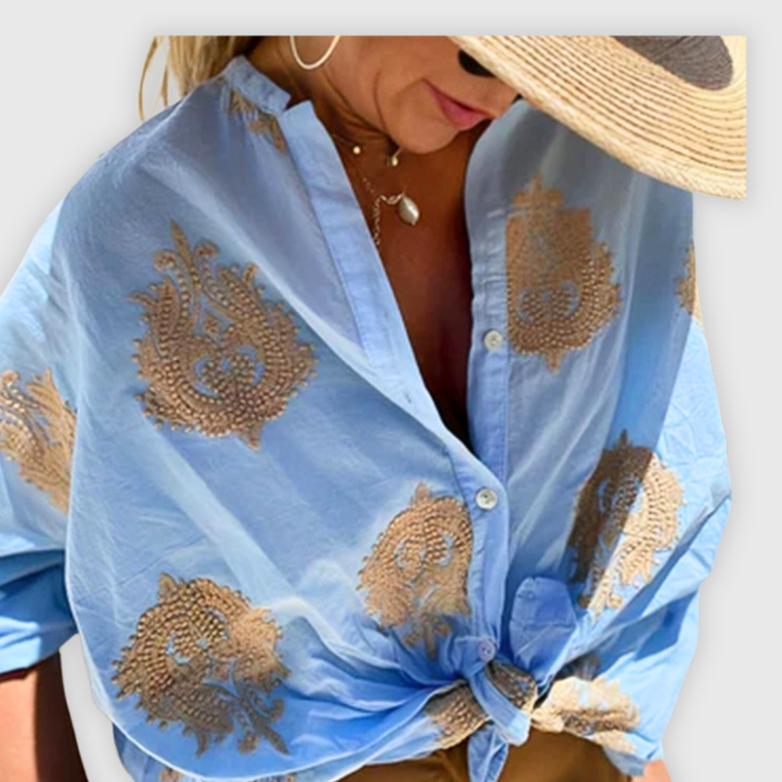 "Elegante handgefertigte Damenbluse, atmungsaktiv, zeitloses Design, schlichte Silhouette, vielseitig kombinierbar."