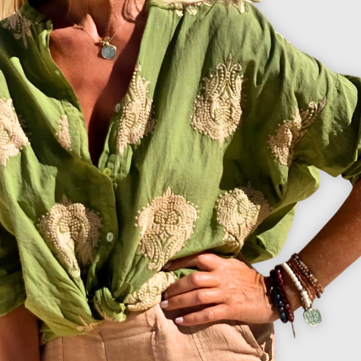 "Elegante handgefertigte Damenbluse, atmungsaktiv, zeitloses Design, schlichte Silhouette, vielseitig kombinierbar."