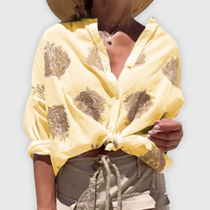 "Elegante handgefertigte Damenbluse, atmungsaktiv, zeitloses Design, schlichte Silhouette, vielseitig kombinierbar."