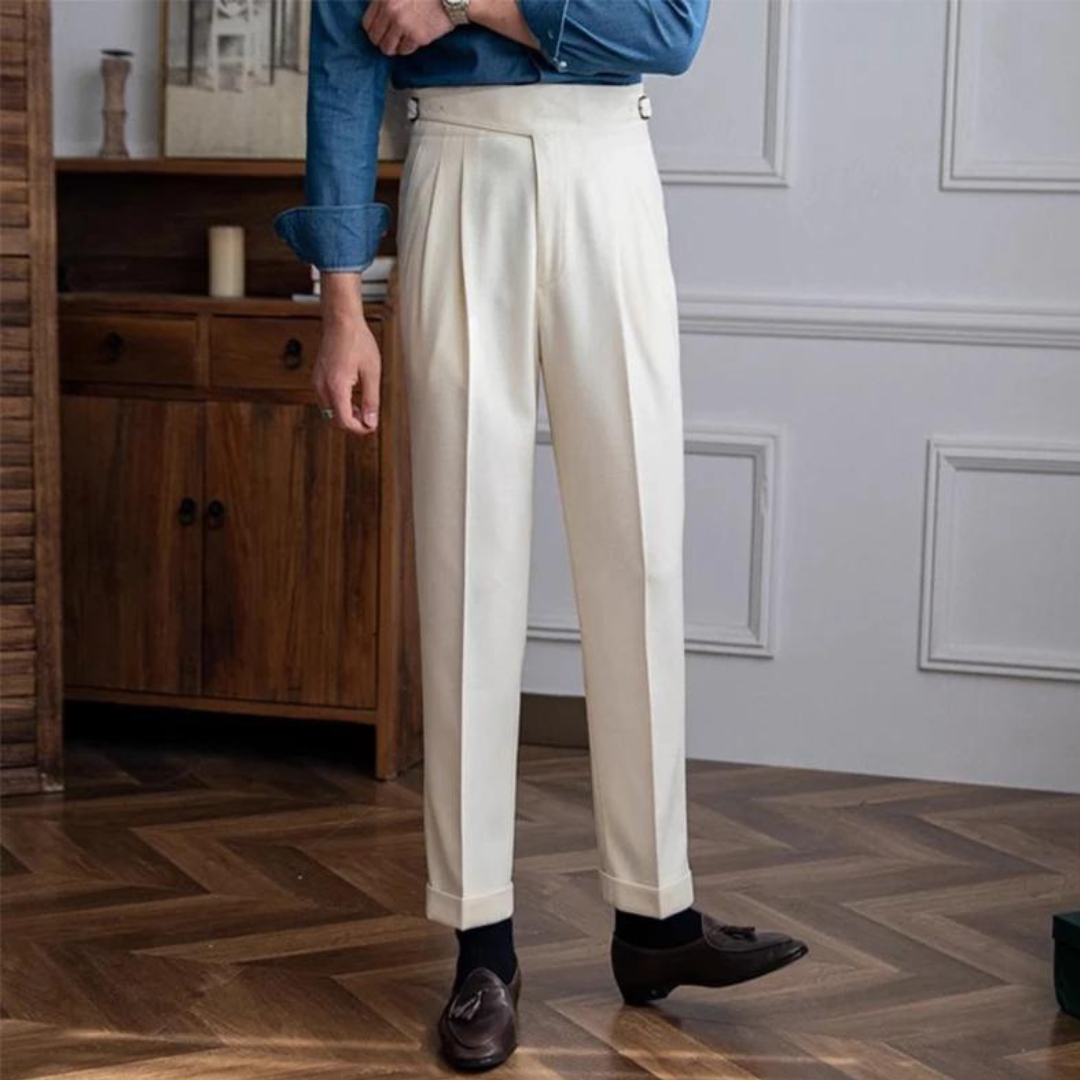 "Elegante Herren-Chinos in Beige, klassischer Schnitt, weiches Material, ideal für Büro und Freizeit, maximaler Komfort."