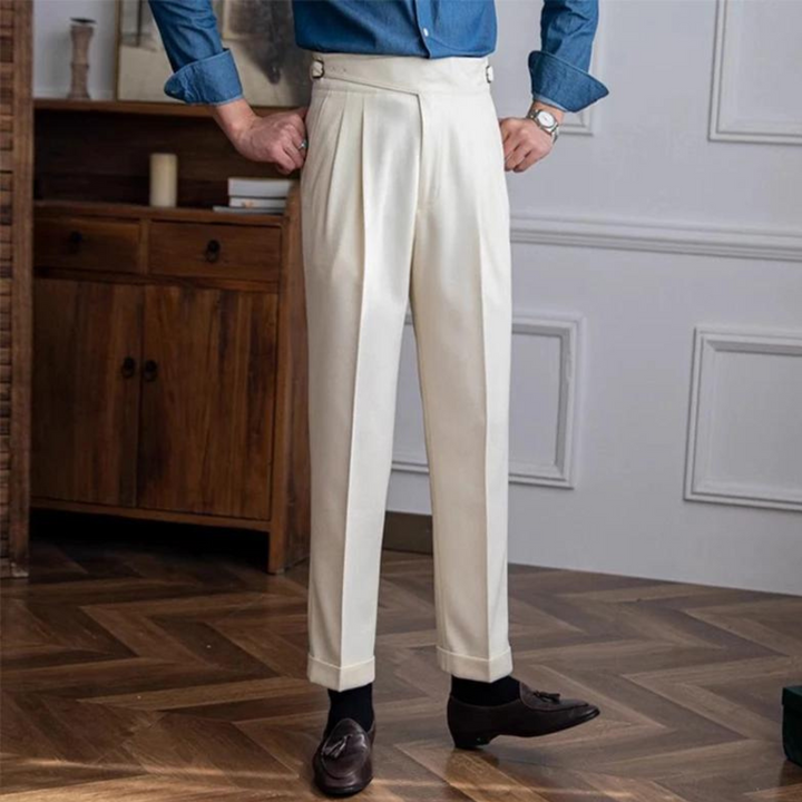 "Elegante Herren-Chinos in Beige, klassischer Schnitt, weiches Material, ideal für Büro und Freizeit, maximaler Komfort."