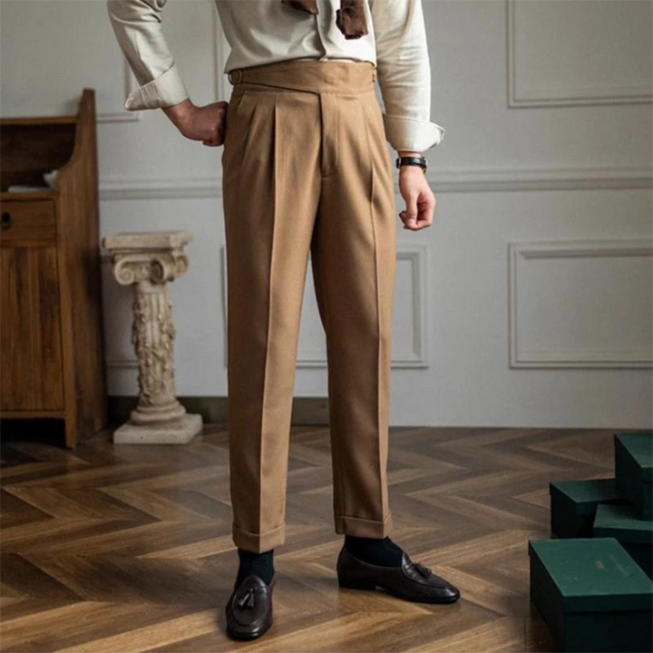 "Elegante Herren-Chinos in Beige, klassischer Schnitt, weiches Material, ideal für Büro und Freizeit, maximaler Komfort."