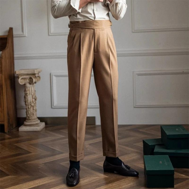 "Elegante Herren-Chinos in Beige, klassischer Schnitt, weiches Material, ideal für Büro und Freizeit, maximaler Komfort."
