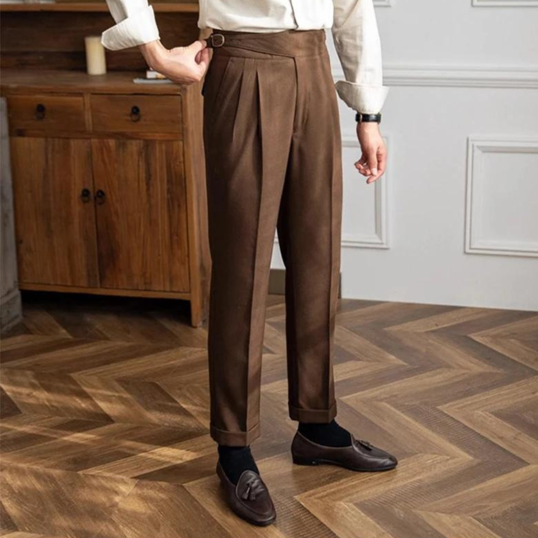 "Elegante Herren-Chinos in Beige, klassischer Schnitt, weiches Material, ideal für Büro und Freizeit, maximaler Komfort."