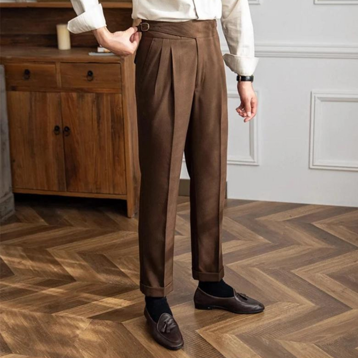 "Elegante Herren-Chinos in Beige, klassischer Schnitt, weiches Material, ideal für Büro und Freizeit, maximaler Komfort."
