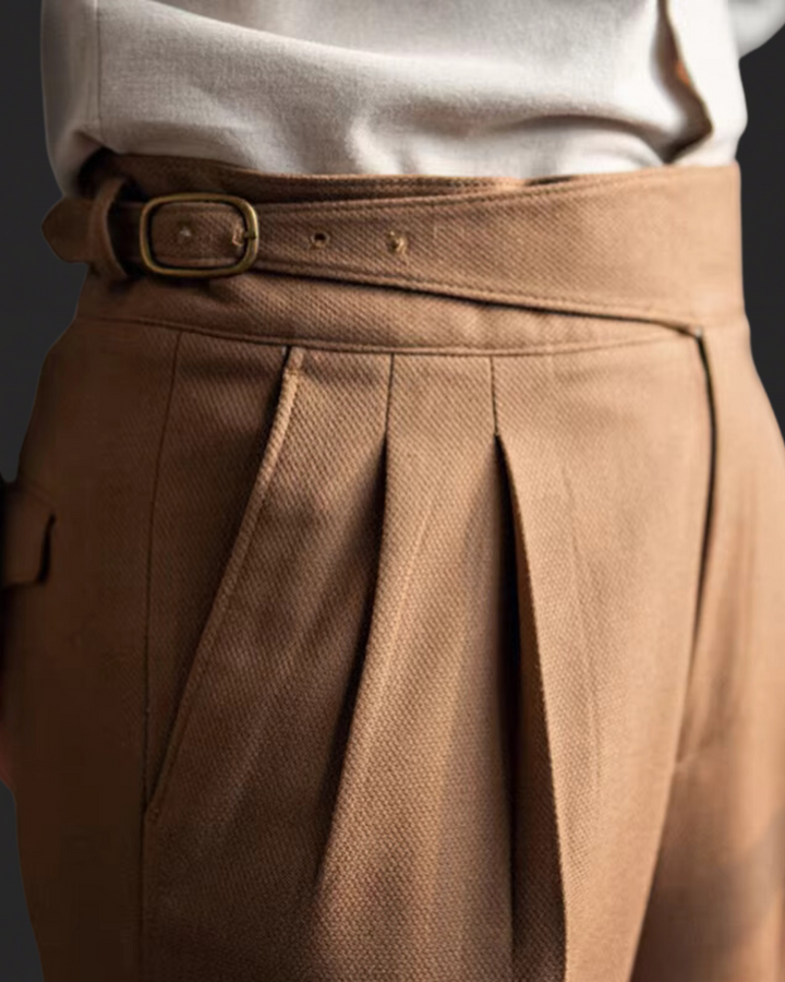 "Elegante Herren-Chinos in Beige, klassischer Schnitt, weiches Material, ideal für Büro und Freizeit, maximaler Komfort."