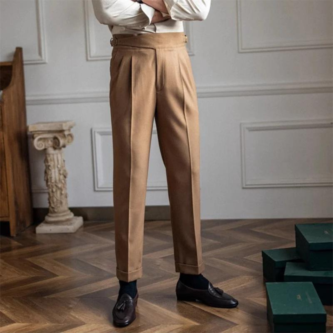 "Elegante Herren-Chinos in Beige, klassischer Schnitt, weiches Material, ideal für Büro und Freizeit, maximaler Komfort."