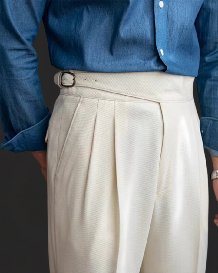 "Elegante Herren-Chinos in Beige, klassischer Schnitt, weiches Material, ideal für Büro und Freizeit, maximaler Komfort."