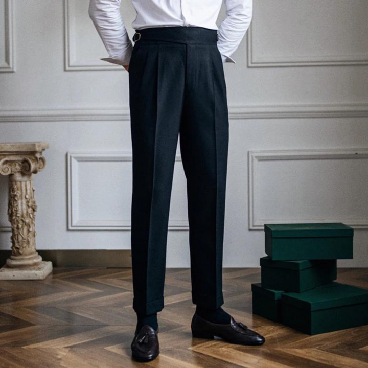 "Elegante Herren-Chinos in Beige, klassischer Schnitt, weiches Material, ideal für Büro und Freizeit, maximaler Komfort."