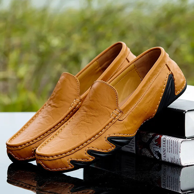 Elegante Herren Leder Slipper, stilvolles Design, weiche Sohle, ideal für Büro und Freizeit, in Blau, Braun, Schwarz.
