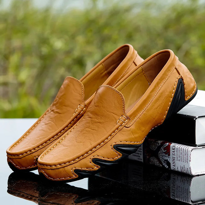 Elegante Herren Leder Slipper, stilvolles Design, weiche Sohle, ideal für Büro und Freizeit, in Blau, Braun, Schwarz.