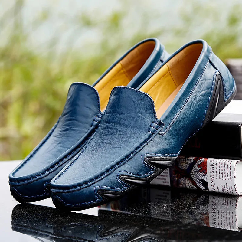 Elegante Herren Leder Slipper, stilvolles Design, weiche Sohle, ideal für Büro und Freizeit, in Blau, Braun, Schwarz.