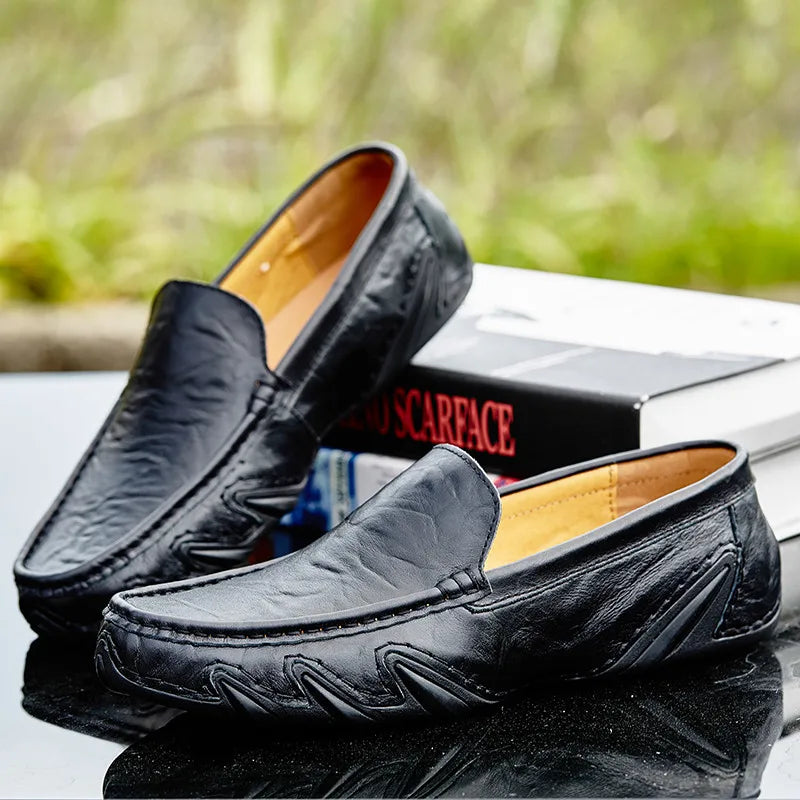Elegante Herren Leder Slipper, stilvolles Design, weiche Sohle, ideal für Büro und Freizeit, in Blau, Braun, Schwarz.