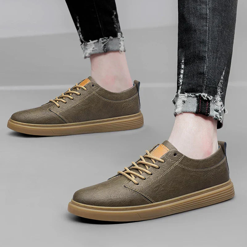 Elegante Herren-Leder-Sneaker, stilvoll und bequem, in Braun, Schwarz und Weiß. Ideal für Alltag und formelle Anlässe.