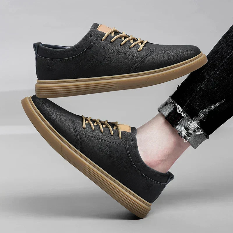 Elegante Herren-Leder-Sneaker, stilvoll und bequem, in Braun, Schwarz und Weiß. Ideal für Alltag und formelle Anlässe.