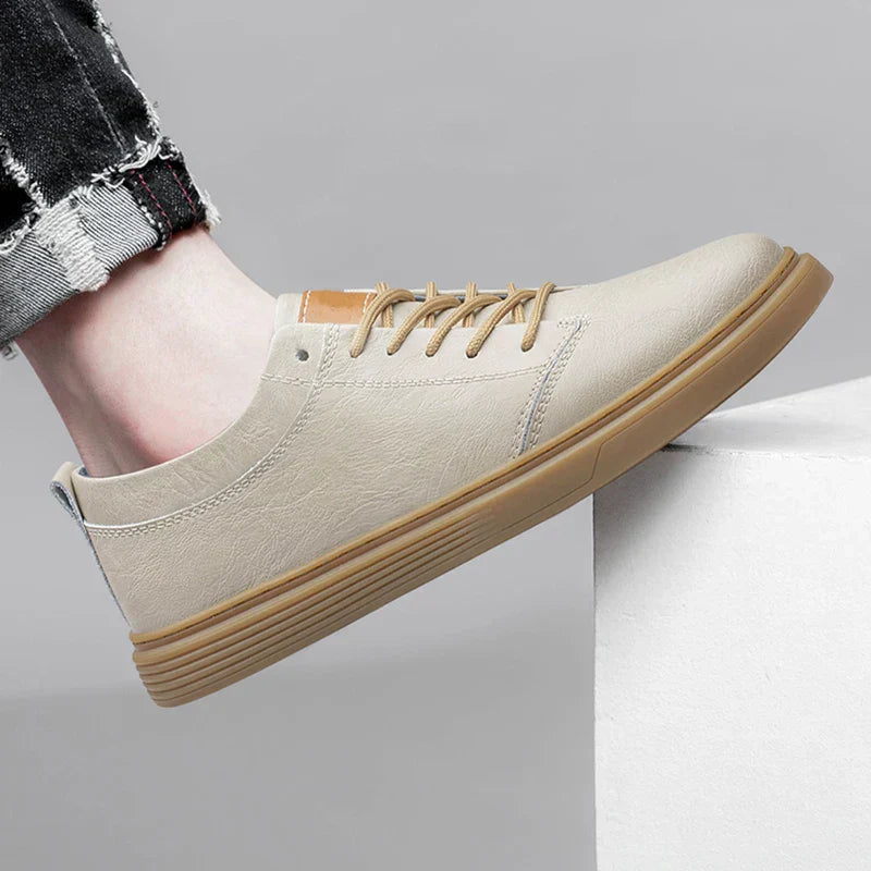 Elegante Herren-Leder-Sneaker, stilvoll und bequem, in Braun, Schwarz und Weiß. Ideal für Alltag und formelle Anlässe.