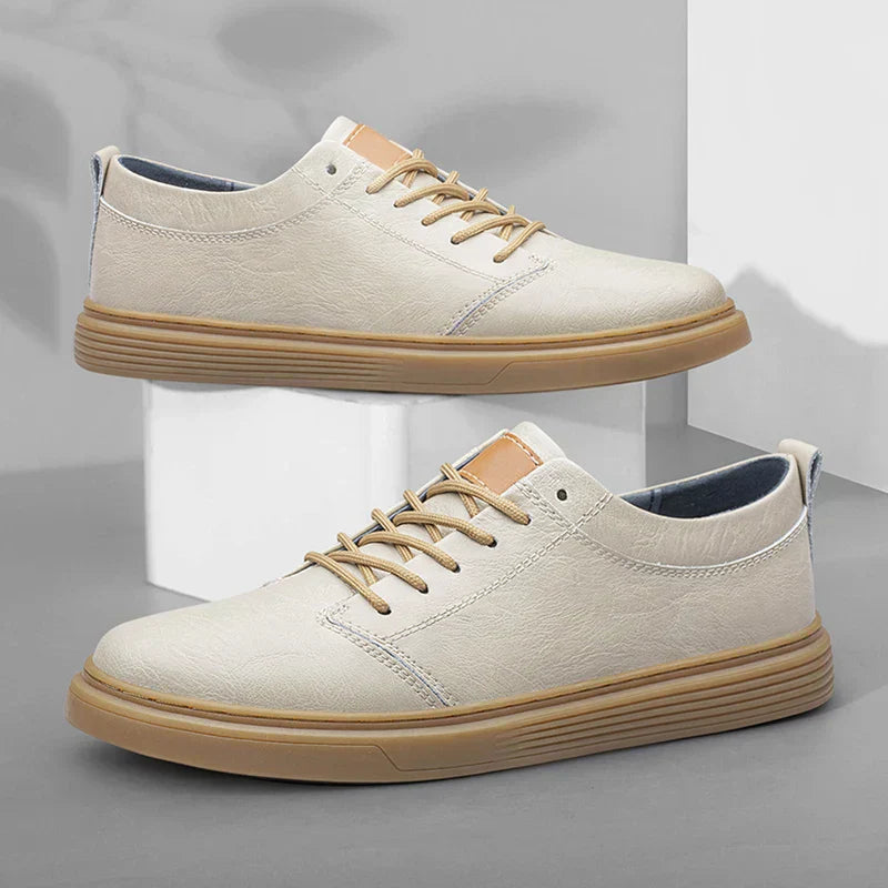 Elegante Herren-Leder-Sneaker, stilvoll und bequem, in Braun, Schwarz und Weiß. Ideal für Alltag und formelle Anlässe.