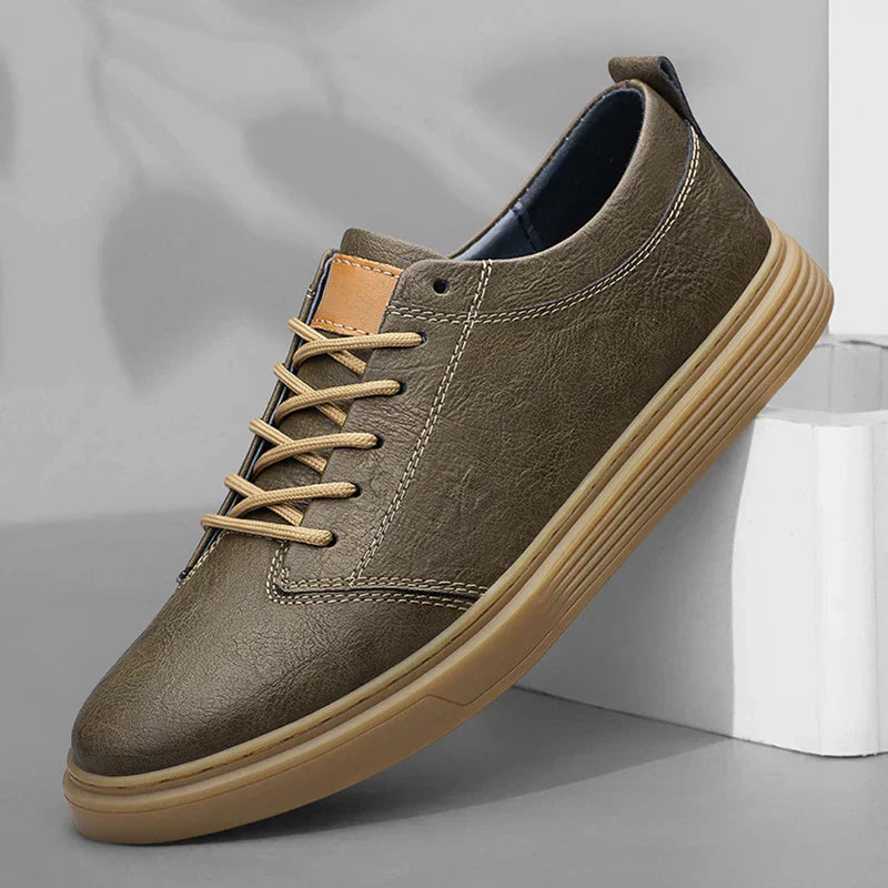 Elegante Herren-Leder-Sneaker, stilvoll und bequem, in Braun, Schwarz und Weiß. Ideal für Alltag und formelle Anlässe.