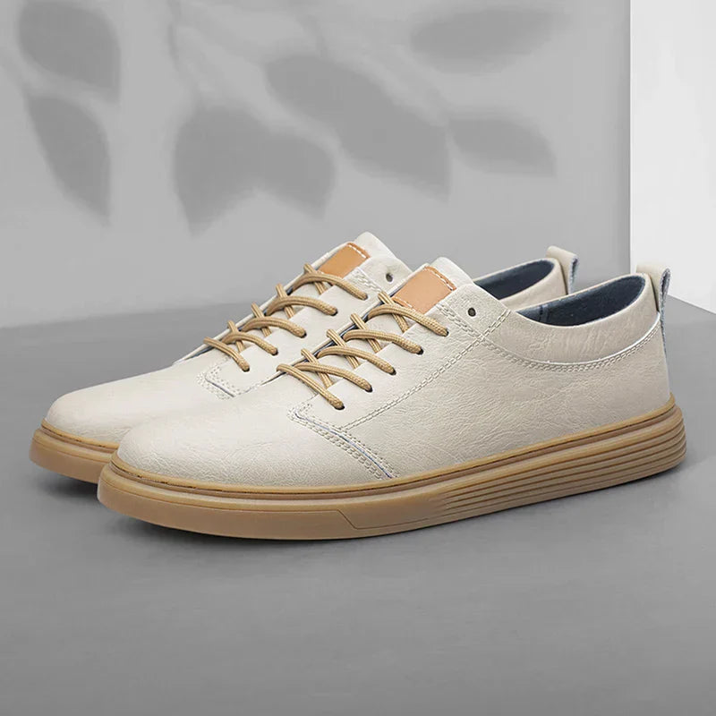 Elegante Herren-Leder-Sneaker, stilvoll und bequem, in Braun, Schwarz und Weiß. Ideal für Alltag und formelle Anlässe.