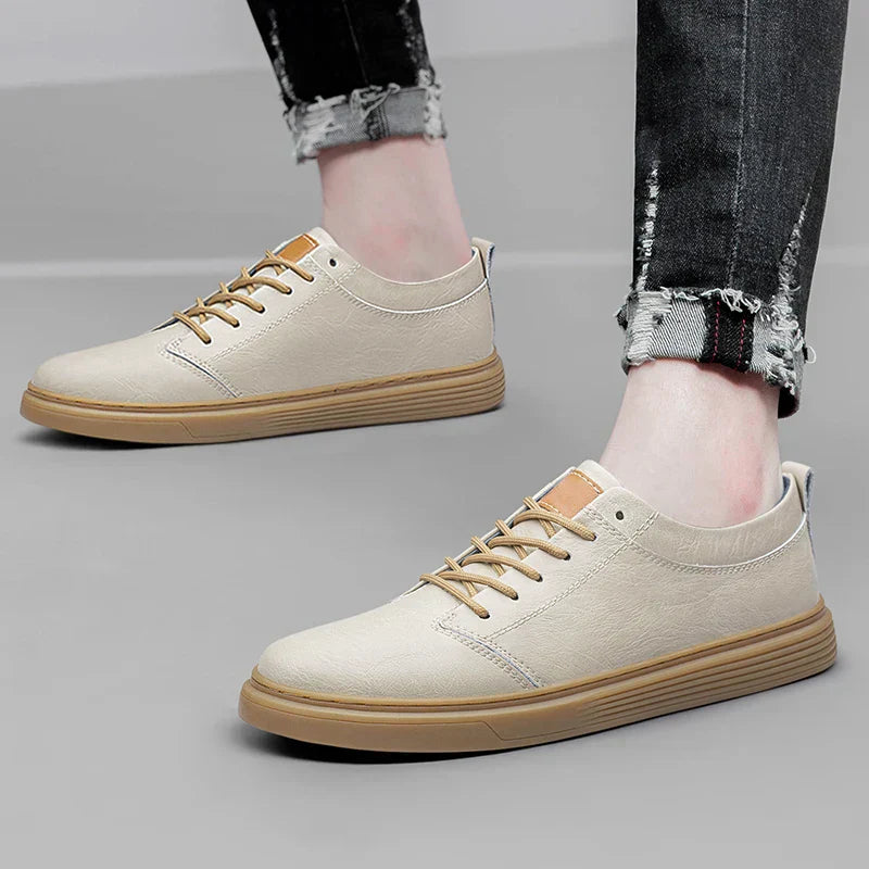 Elegante Herren-Leder-Sneaker, stilvoll und bequem, in Braun, Schwarz und Weiß. Ideal für Alltag und formelle Anlässe.