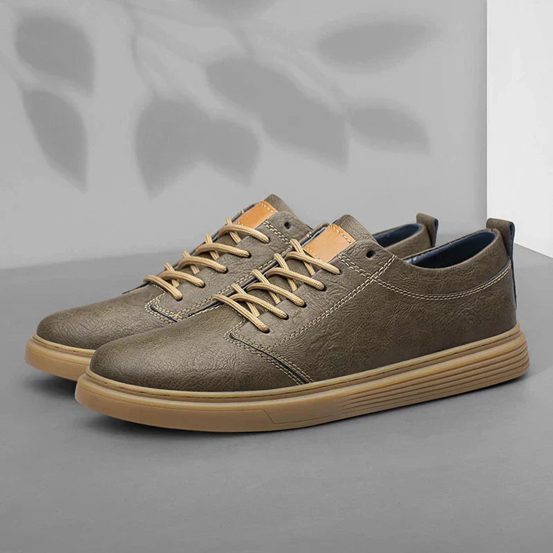 Elegante Herren-Leder-Sneaker, stilvoll und bequem, in Braun, Schwarz und Weiß. Ideal für Alltag und formelle Anlässe.