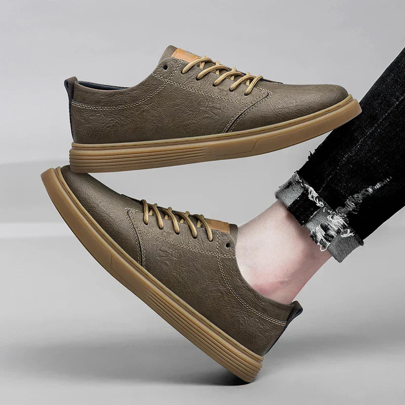 Elegante Herren-Leder-Sneaker, stilvoll und bequem, in Braun, Schwarz und Weiß. Ideal für Alltag und formelle Anlässe.