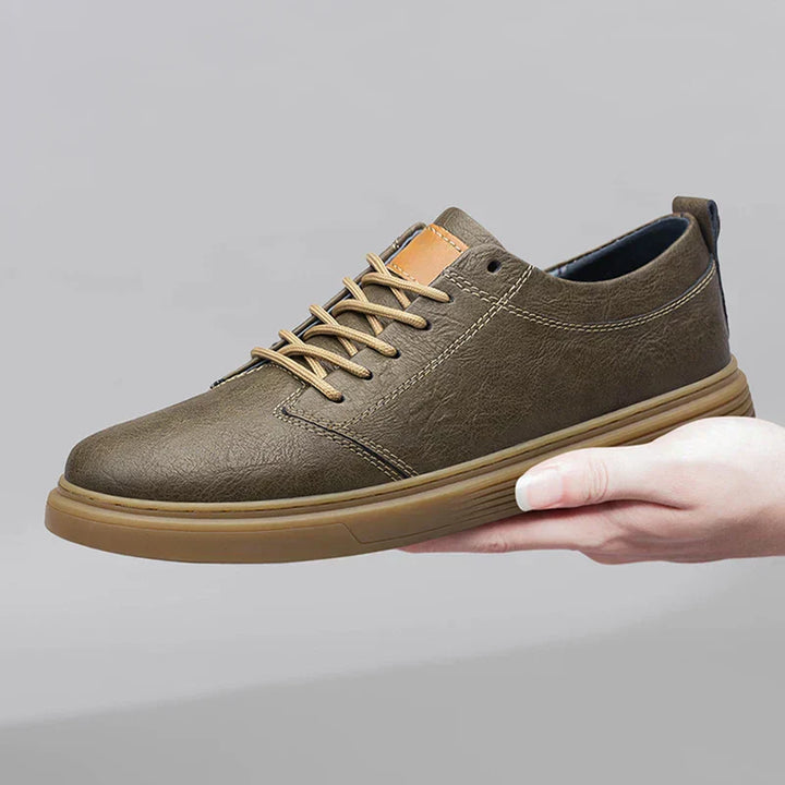 Elegante Herren-Leder-Sneaker, stilvoll und bequem, in Braun, Schwarz und Weiß. Ideal für Alltag und formelle Anlässe.